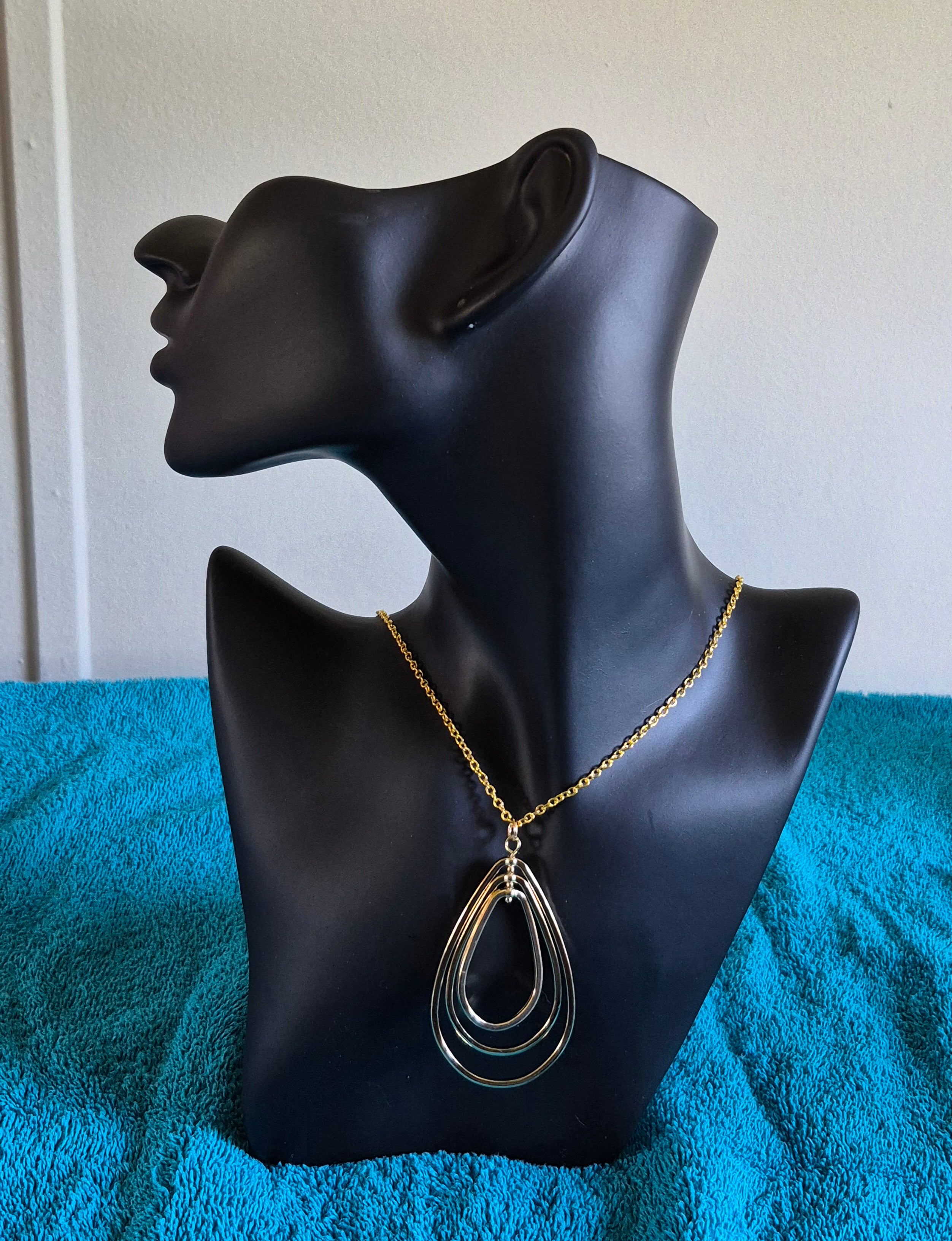 Gold pendant and 16" chain